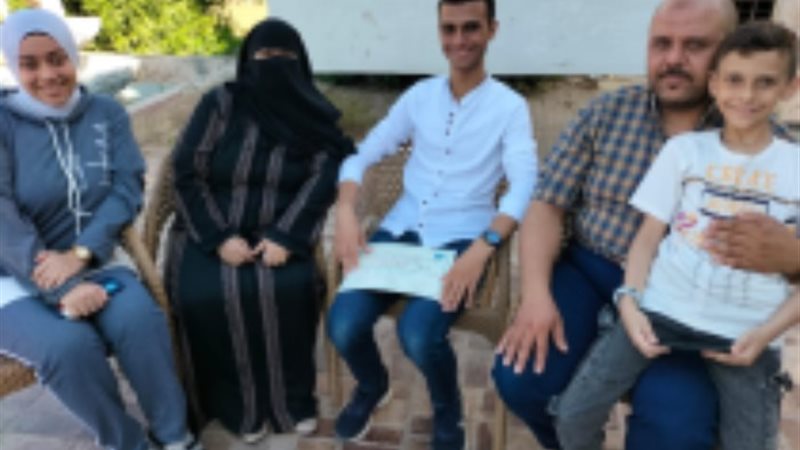 الطالب أحمد وعائلته