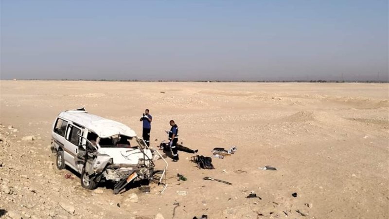 انقلاب سيارة ميكروباص على الطريق الصحراوي غرب بمحافظة قنا .