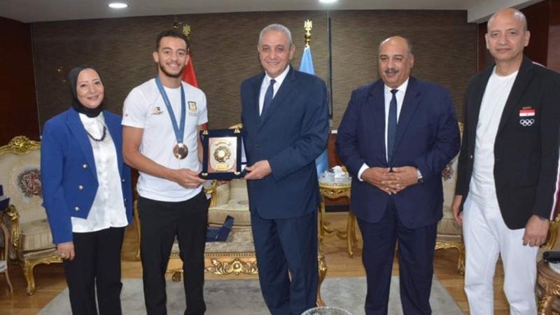 محافظ الغربية يكرم البطل محمد السيد الحاصل علي الميدالية ال