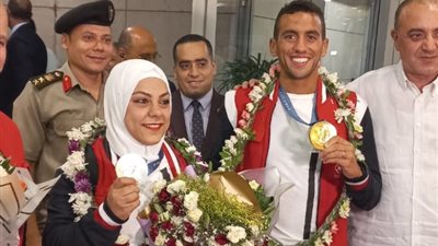 بالمزمار والطبل، استقبال أبطال أولمبياد باريس أحمد الجندي وسارة سمير (فيديو)