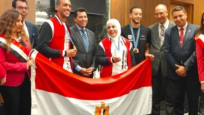 وزير الرياضة يستقبل أحمد الجندي وسارة سمير بالورود في مطار القاهرة