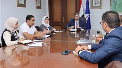 محافظ دمياط يناقش خطة تعظيم الاستفادة من بعض منافذ البيع برأس البر