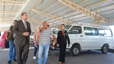 محافظ دمياط يتفقد بشكل مفاجئ موقف سيارات الأجرة بعزب النهضة