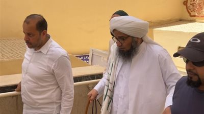 الحبيب علي الجفري أول الحاضرين لـ جنازة والدة الداعية مصطفى حسني (صور)