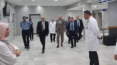وزير الطيران يتفقد الأقسام والوحدات الطبية بمستشفى مصر للطيران