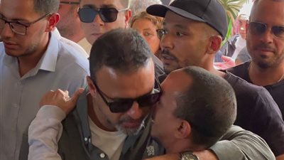 رغم حزنه على والدته، مصطفى حسني يلبي طلب أحد ذوي الهمم