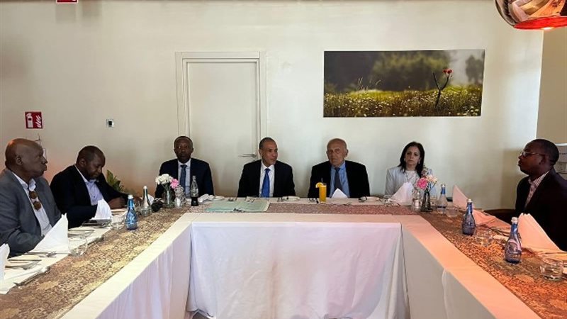 وزير الخارجية مع البروفيسور مجدي يعقوب