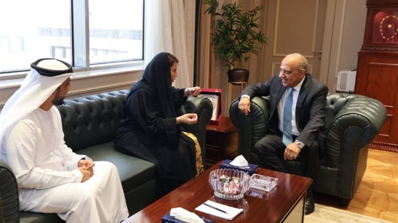 وزير الكهرباء والطاقة المتجددة ومريم الكعبى سفيرة دولة الإم
