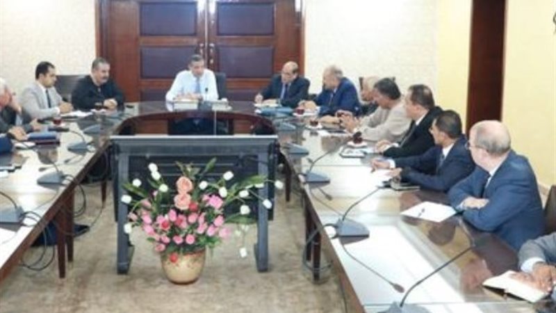 وزير الزراعة خلال الاجتماع مع قيادات التعاونيات الزراعية