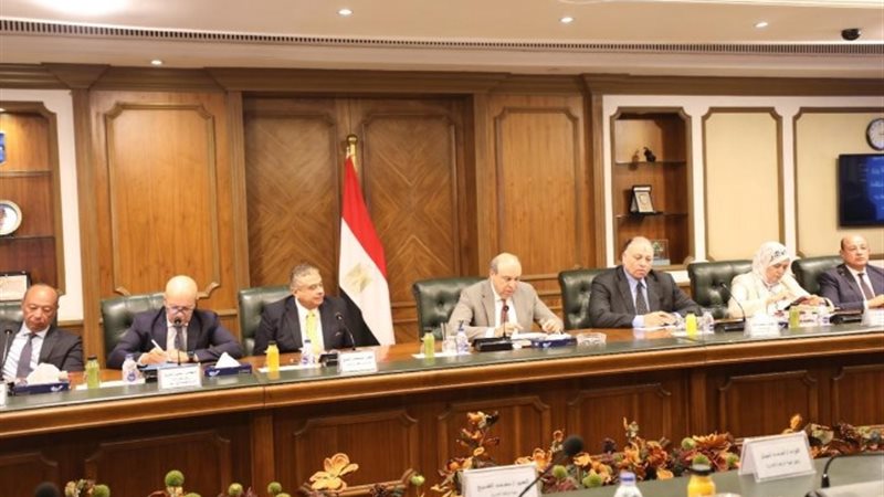 وزير الطيران المدني يعقد اجتماعًا تنسيقيًا مع كافة الأجهزة 