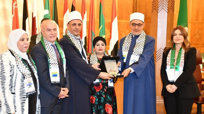 المفتي الجديد بالشال الفلسطيني في أول ظهور له