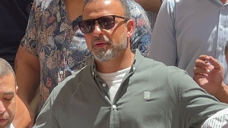 مصطفى حسني في جنازة والدته