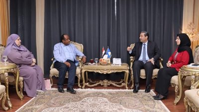 محافظ دمياط يناقش خطة الانتهاء من قوائم الانتظار لإجراء العمليات