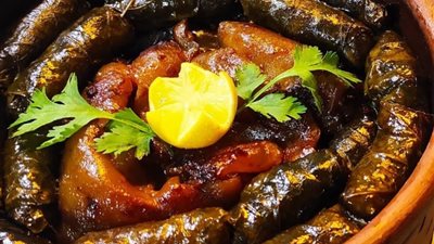 لمحبي الوجبات الدسمة، طريقة عمل طاجن ورق عنب بالكوارع بأسهل الخطوات