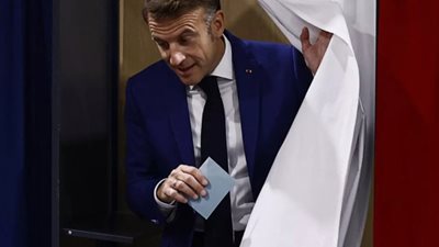 بين اليسار واليمين المحافظ، ماكرون يتحرك لحل الأزمة السياسية في فرنسا بتشكيل حكومة جديدة