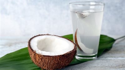 منها ماء جوز الهند، 6 مشروبات صباحية تمنحك الطاقة والنشاط