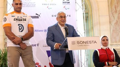 علي الزيني ورحاب رضوان يحملان علم مصر في افتتاح بارالمبياد باريس