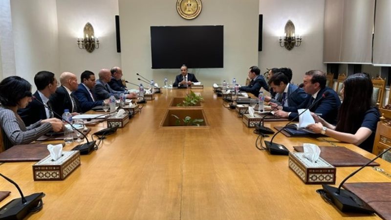 وزير الخارجية مع أعضاء قطاع شئون الأمريكتين