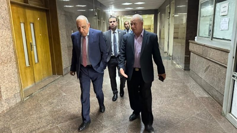 وزير الكهرباء والطاقة المتجددة خلال زيارتة لهيئة المواد الن