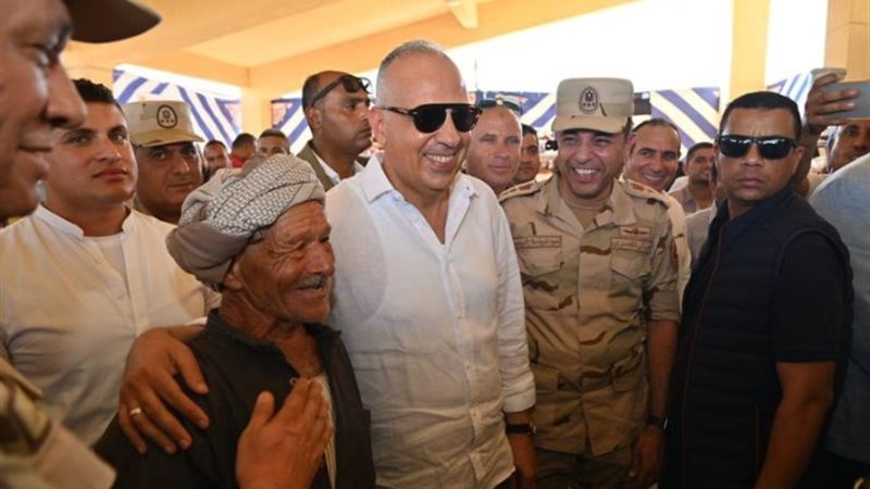 وزير الري والموارد المائية مع الرجل الستيني