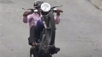 القبض على بطل فيديو الاستعراض بالدراجة النارية ممسكا بسلاح أبيض بدمياط