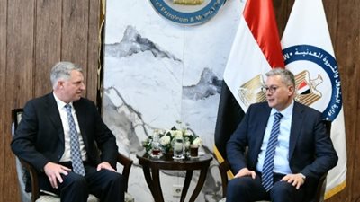 مصر تعزز شراكتها مع شيفرون لإنتاج الغاز والبترول وبرامج الحفر بالمتوسط