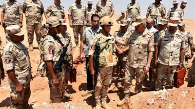 الفريق أحمد خليفة يتفقد إحدى المراحل التدريبية لمشروع تكتيكي بجنود بنطاق الجيش الثالث الميداني