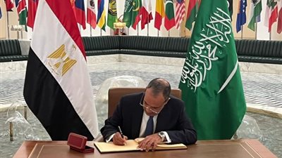 وزير الخارجية يوقع في سجل كبار الزوار بمقر «الخارجية» السعودية