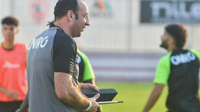 جلسة خاصة بين مساعدي جوميز مع لاعبي الزمالك قبل مواجهة طلائع الجيش