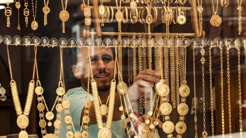 أسعار الذهب في بداية تعاملات اليوم الإثنين