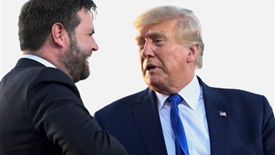 حملة ترامب تهاجم نائب هاريس بسلاح «المحاربين القدامى»
