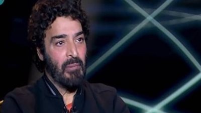 مشاجرة بين الفنان حميد الشاعري وصاحب محل حلاقه بالتجمع (فيديو)
