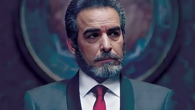 أحمد عبد العزيز وزوجته يعزيان إيهاب فهمي في وفاة حماه (فيديو)