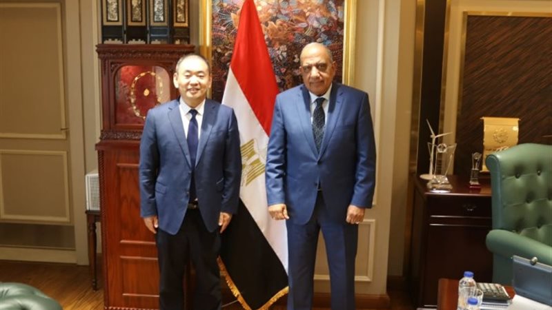 الدكتور محمود عصمت وزير الكهرباء والطاقة المتجددة بسون فويو
