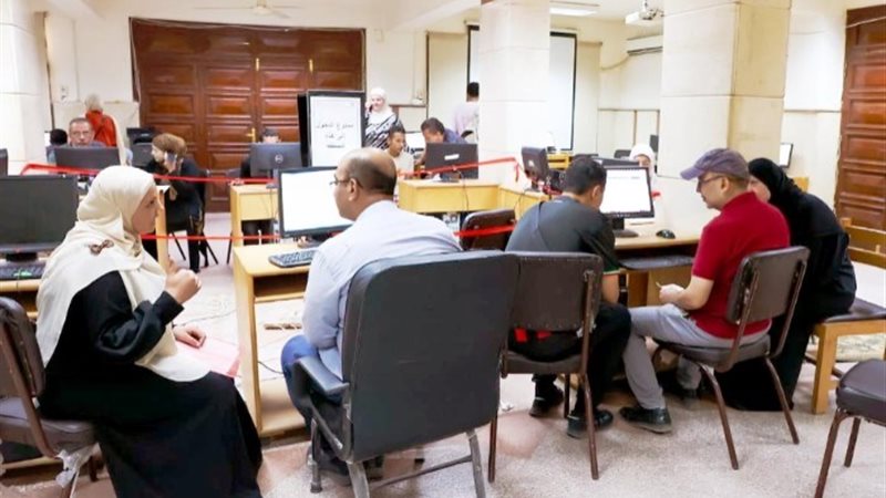 طلاب الثانوية العامة 2024 أثناء التقديم بمكتب التنسيق - أرش