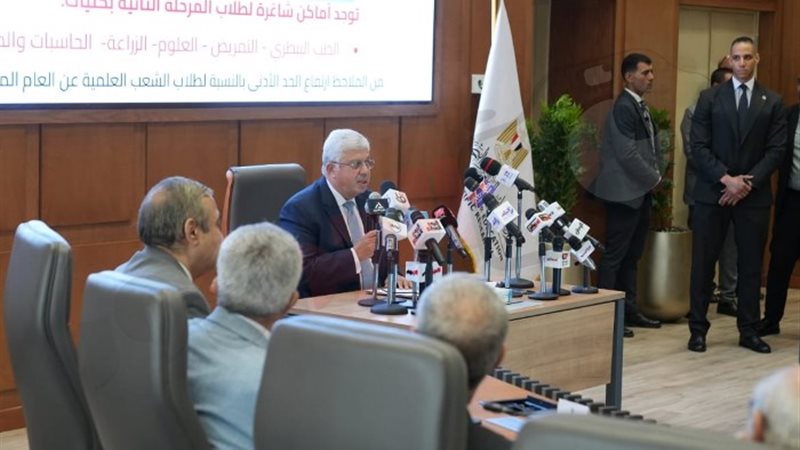 الدكتور أيمن عاشور وزير التعليم العالي والبحث العلمي