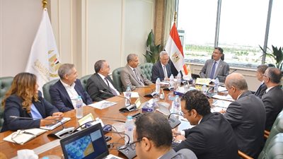 وزير التموين يبحث توطين صناعة صوامع تخزين الحبوب بالشراكة مع القطاع الخاص