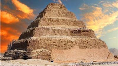 «السياحة والآثار» توضح حقيقة وجود آلة حفر بمنطقة سقارة الأثرية