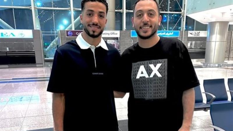 محمد عبد المنعم خلال استعداده للسفر إلى فرنسا