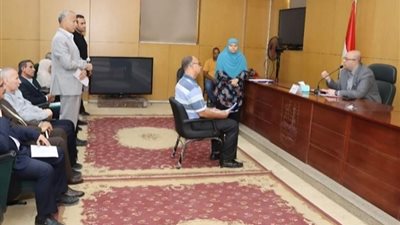 محافظ بني سويف يوجه بسرعة إجراء عملية جراجية لطفل من ذوي الإعاقة