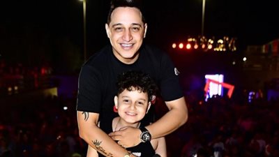 «ابن الوز»، نجل رضا البحراوي يدخل عالم الغناء (صور)