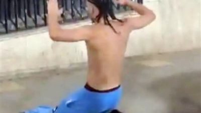 «اعرف فين»، شاب يسجد ويصلي لصورة رئيسه يثير الجدل (فيديو)