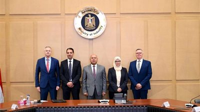 وزير الصناعة يشهد توقيع مذكرة تفاهم بين «التنمية الصناعية» و«سيمنس»