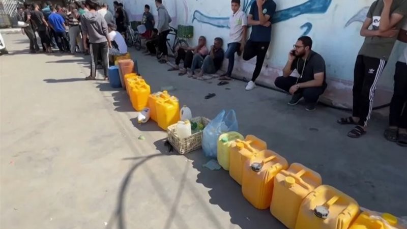 انتظار فلسطينيين للحصول على المياه
