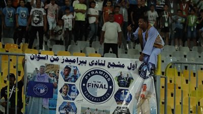 بالجلابية والشال، أول مشجع لبيراميدز من أسوان في نهائي كأس مصر (صور)