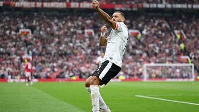 محمد صلاح يسجل الهدف الثالث لصالح ليفربول في مرمى مانشستر يونايتد (فيديو)