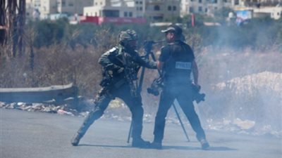 إصابة صحفيين أثناء تعرضهم لهجوم من جيش الاحتلال في جنين