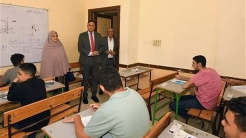 طلاب الصف الأول الإعدادي