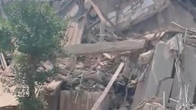 النيابة العامة تعاين موقع انهيار عقار سكني من 4 طوابق في النزهة