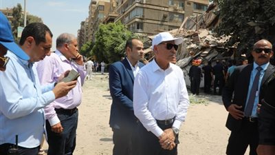 محافظ القاهرة ينتقل إلى موقع انهيار عقار مدينة نصر (صور)